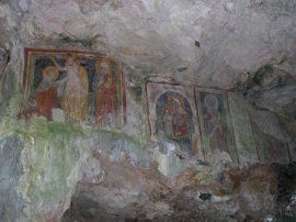 la Grotta del Crocifisso
a poca distanza da Bassiano
(16063 bytes)